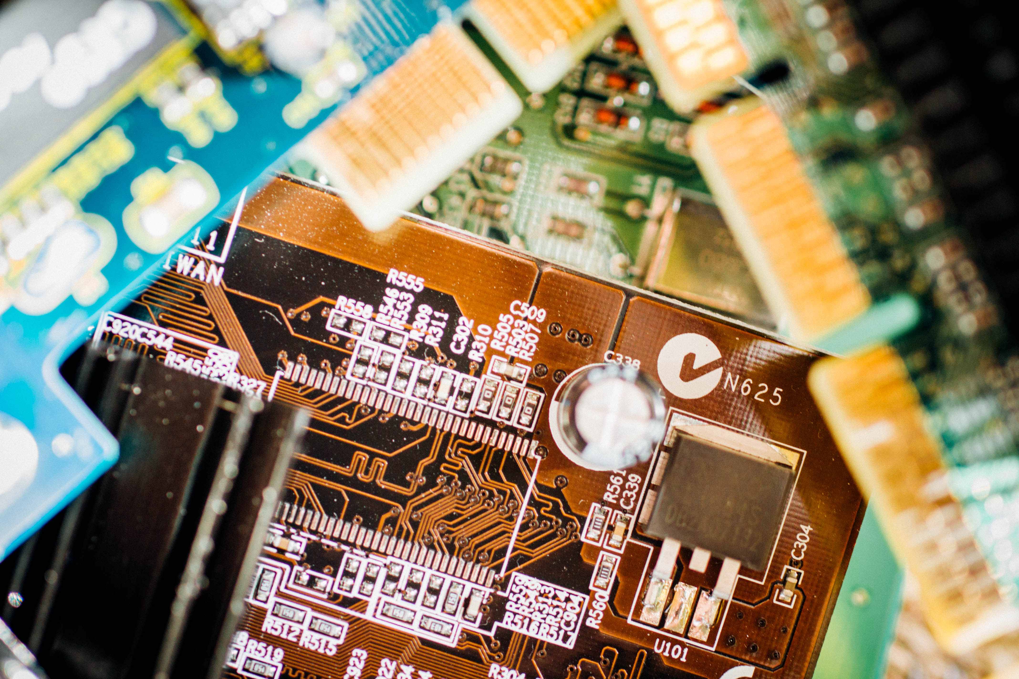 Основные компоненты материнской платы и их функции